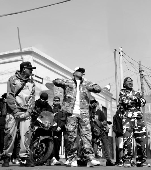 Marco Pando Snapbacks en "Legends": Estilo Urbano en un Videoclip Icónico